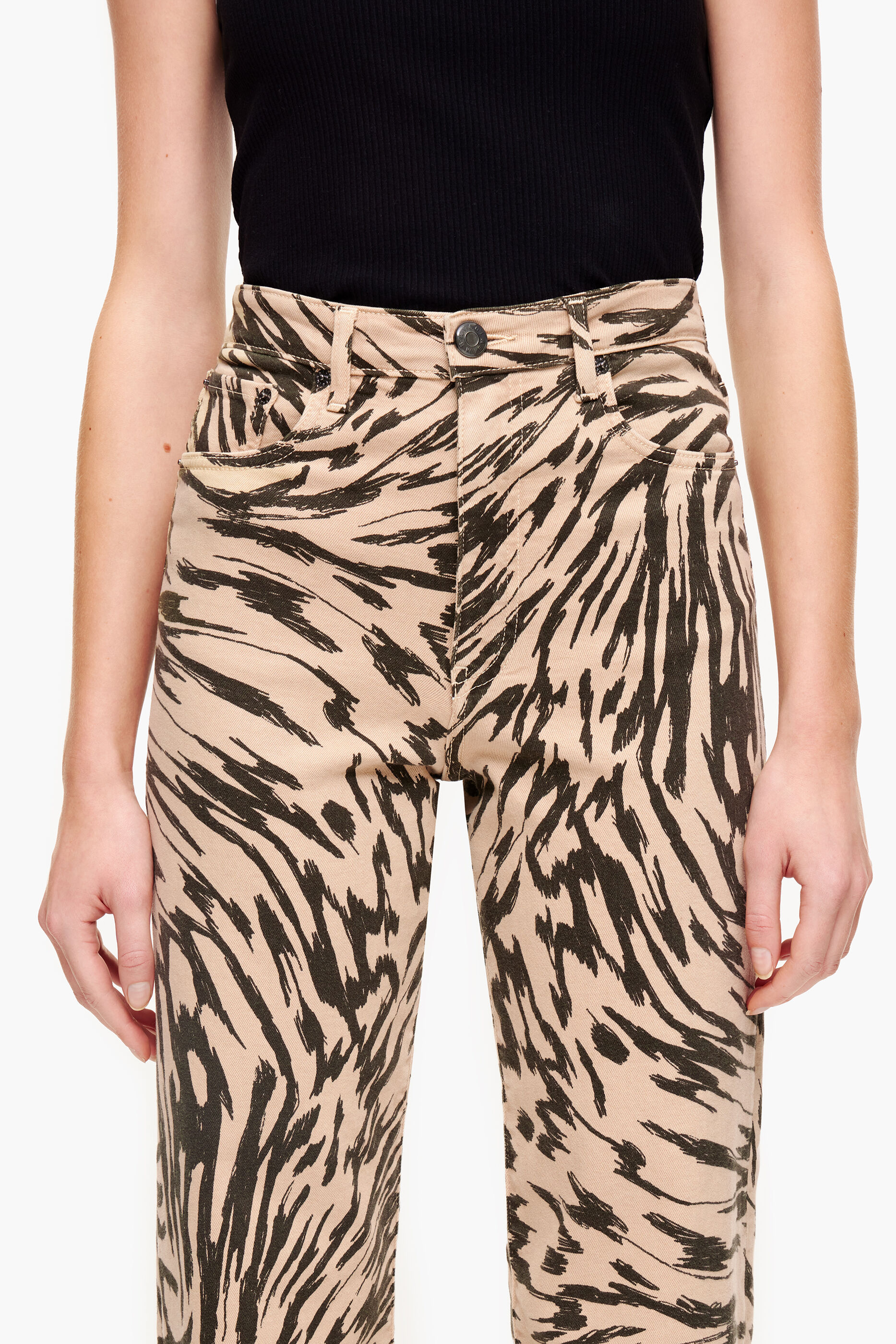 Calça jeans reta cropped com estampa de asa de borboleta natural