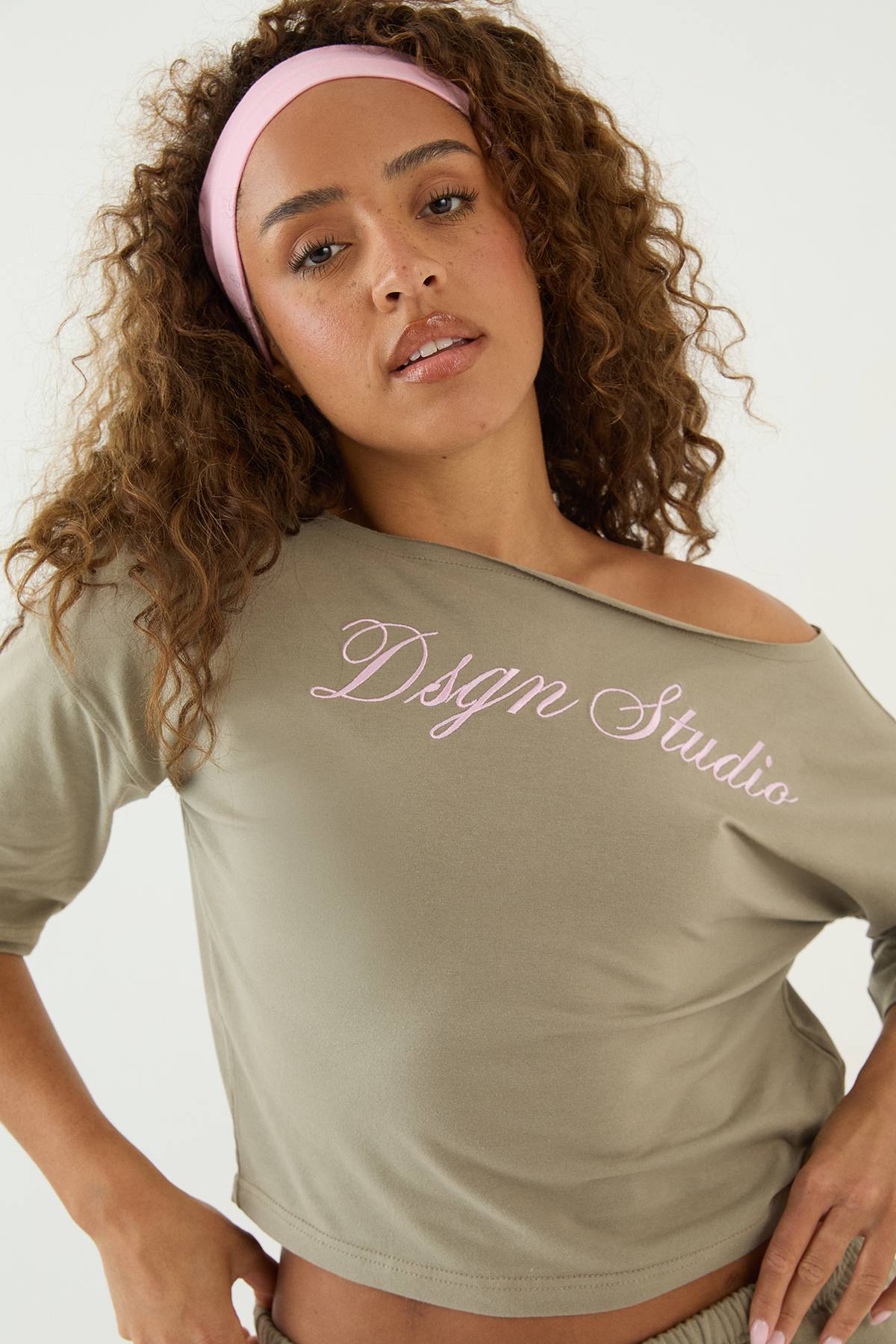 T-shirt Boxy Épaules Dénudées Avec Broderie Script Dsgn Studio