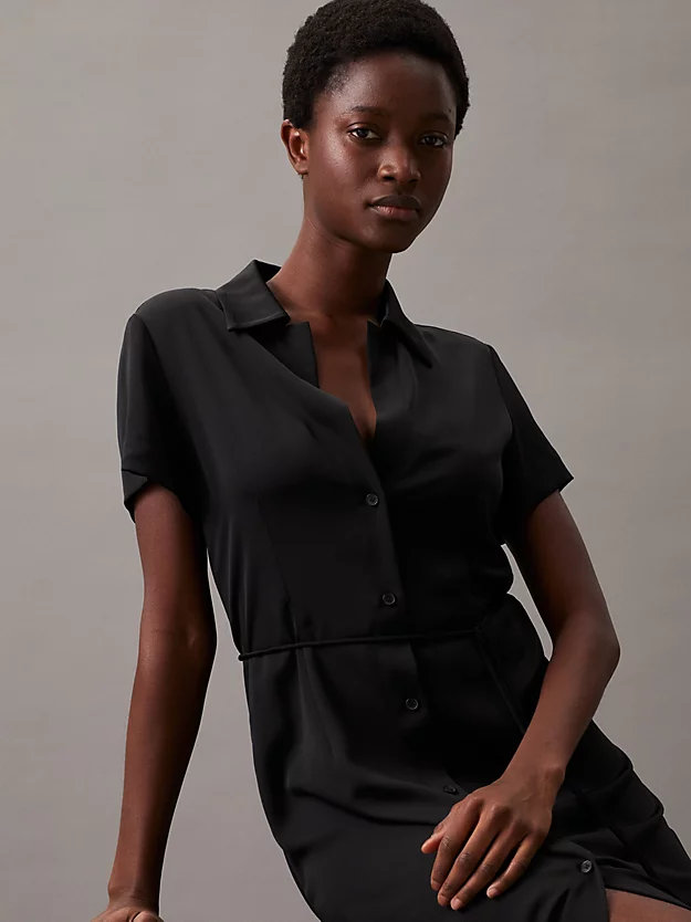 Vestido camisa midi de crepe com modelagem solta