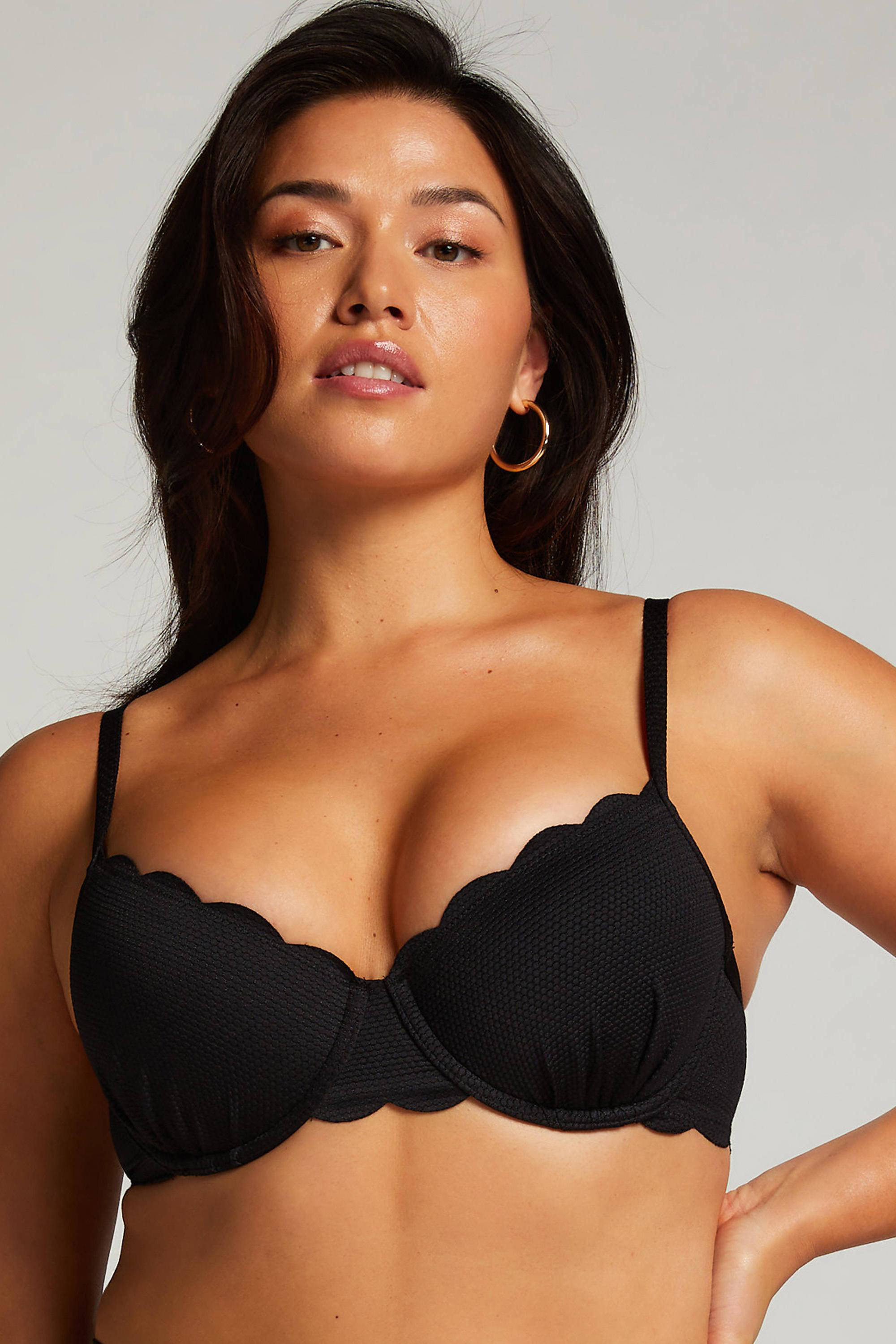 Hunkemöller voorgevormde beugel bikinitop Scallop met textuur zwart