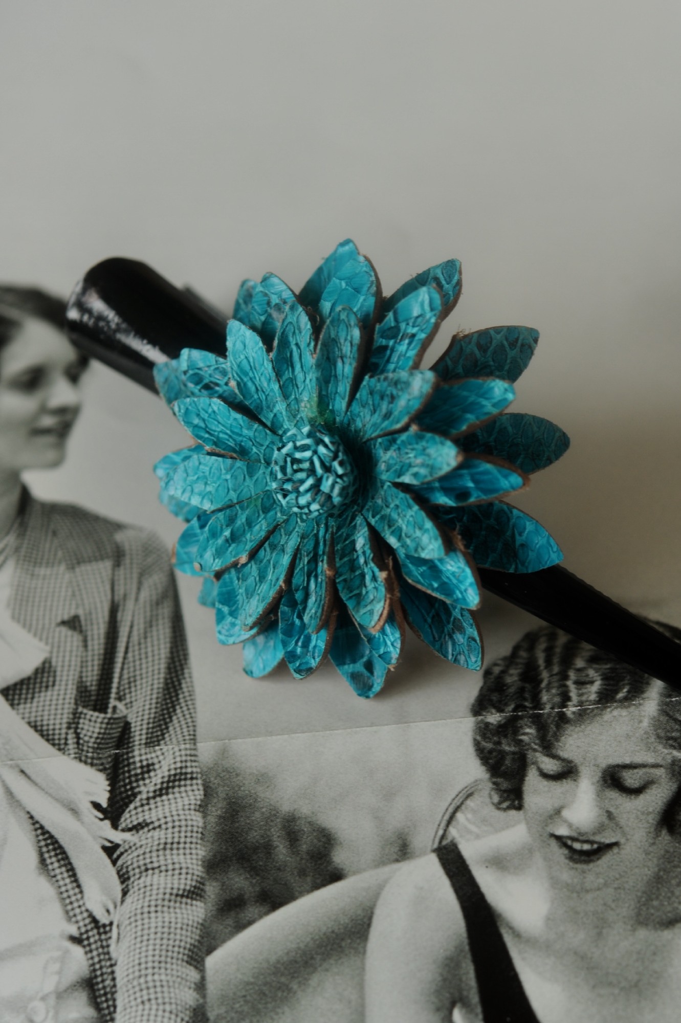 Haarklammer 'Blume' aus Holz und Leder, blau, B 15 cm, Ø 6 cm günstig bestellen
