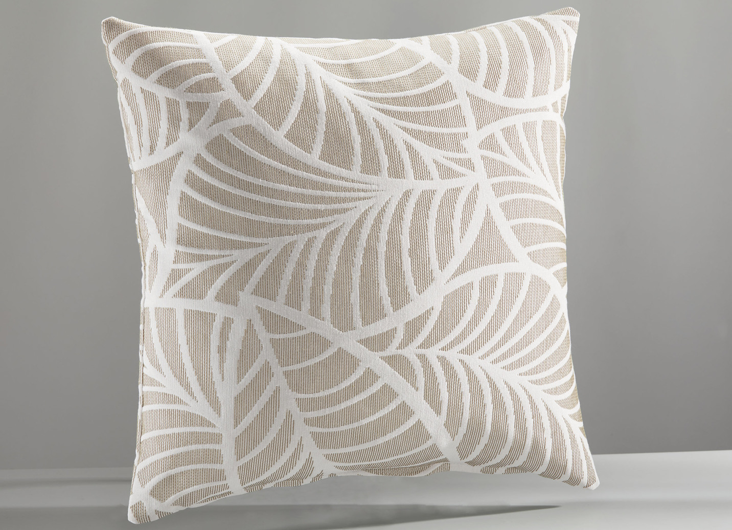 Tagesdecke und Kissenbezüge mit naturnahen Blättermotiven