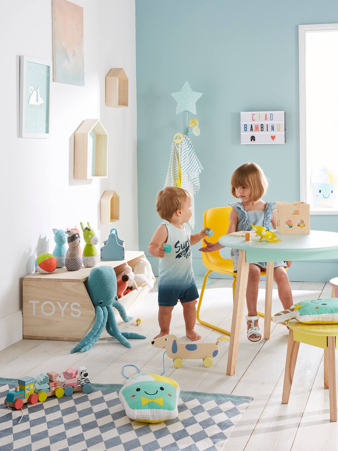 Móveis com 3 caixas, brinquedos bege claro lisos com motivos.