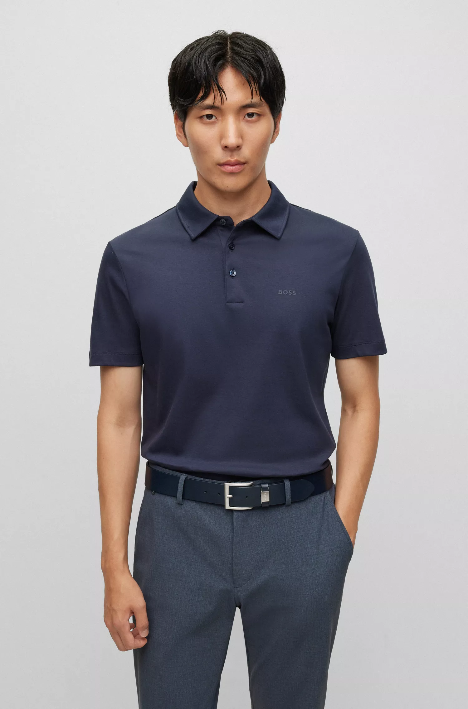 Camisa polo BOSS preta, corte slim, com logotipo emborrachado.