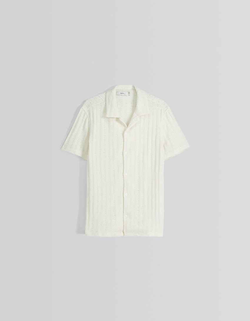 Camisa de malha jacquard aberta com mangas curtas.