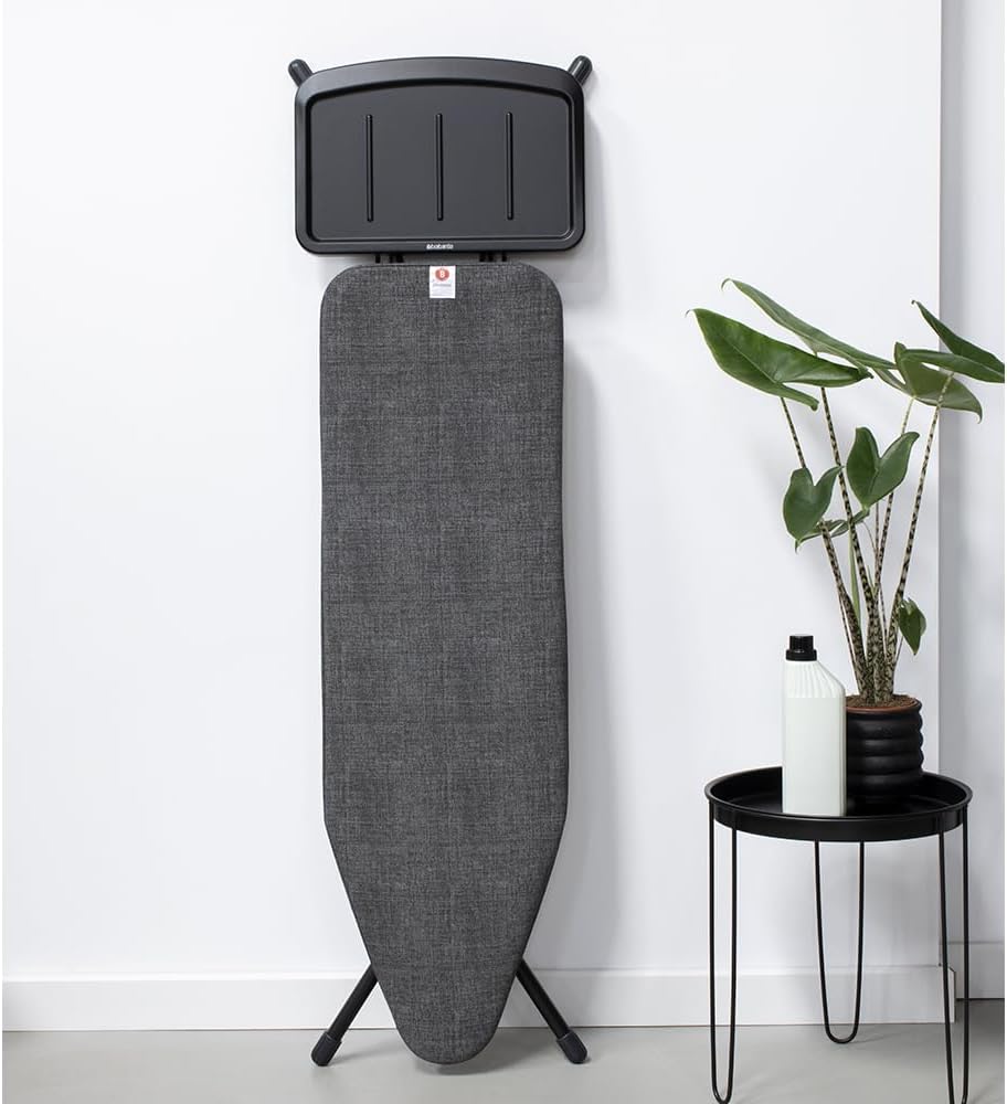 Brabantia - Bügelbrett B - für Dampferzeuger - Extra großer Metallständer - Höhenverstellbar - Solider Vierfußrahmen - Leicht versetzbar - Geräte bis zu 40 x 22 cm - Denim Black - 124 x 38 cm