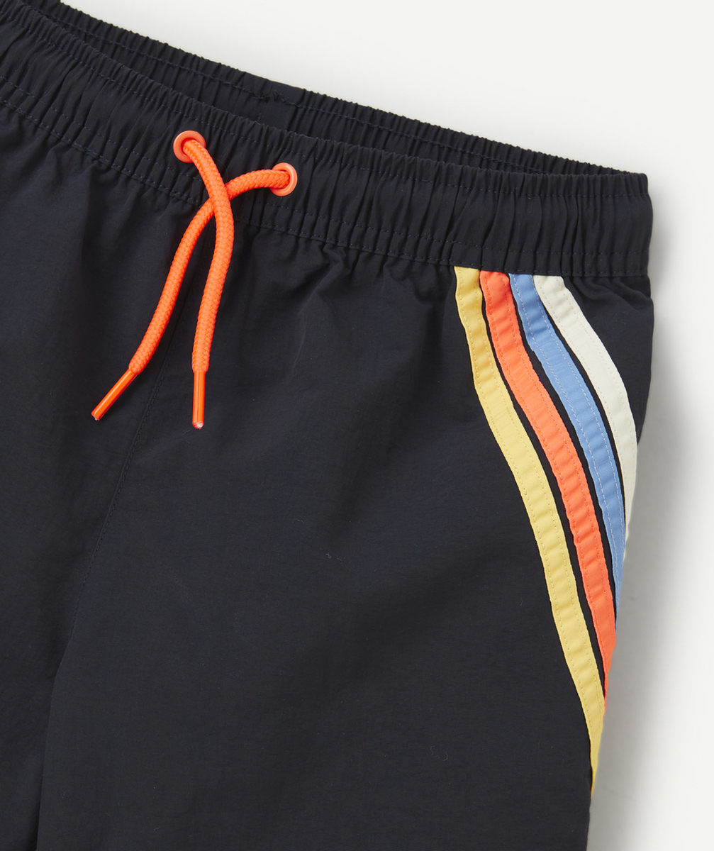 short de bain garçon en fibres recyclées bleu marine avec bandes colorées