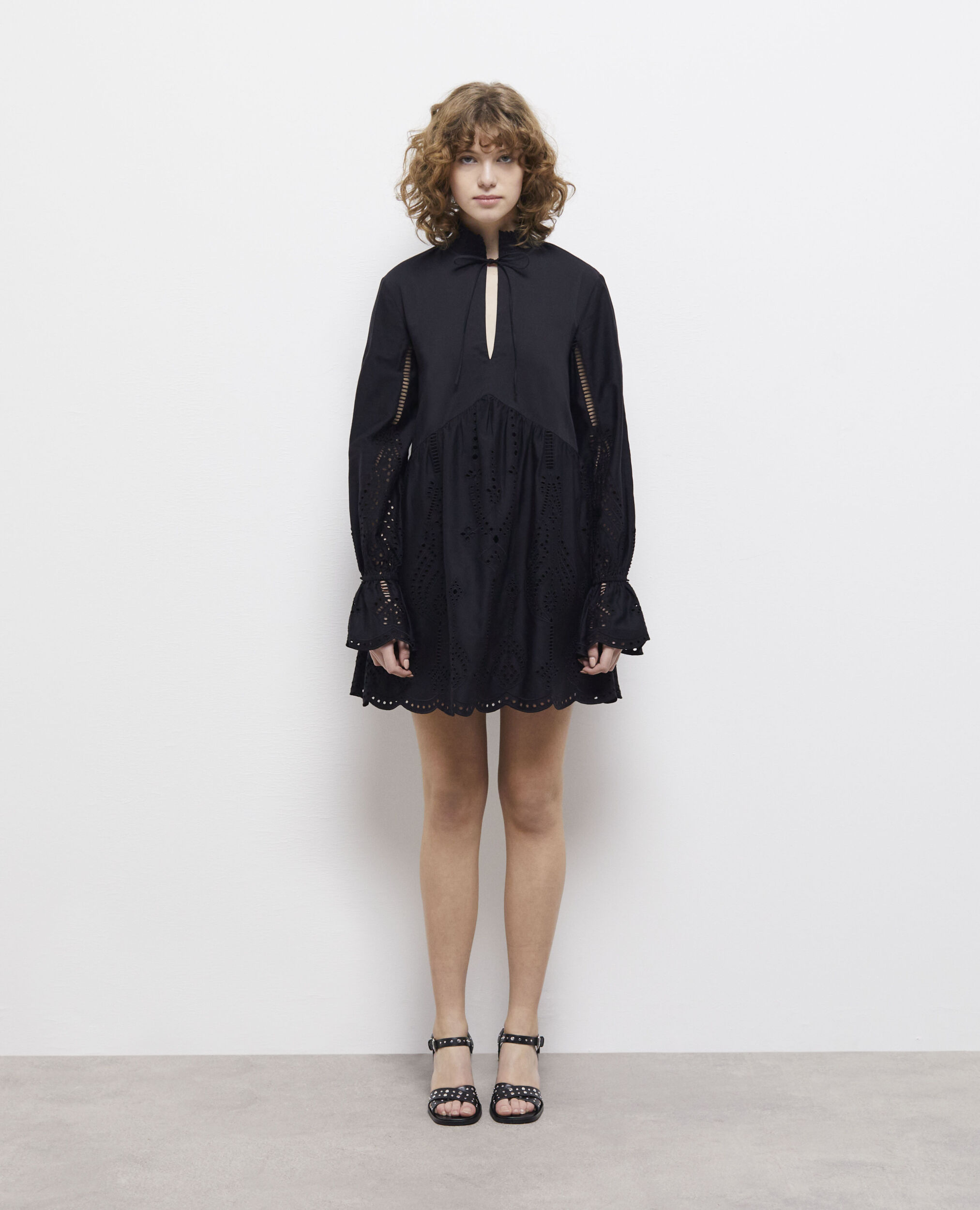Robe courte noire avec broderie Anglaise
