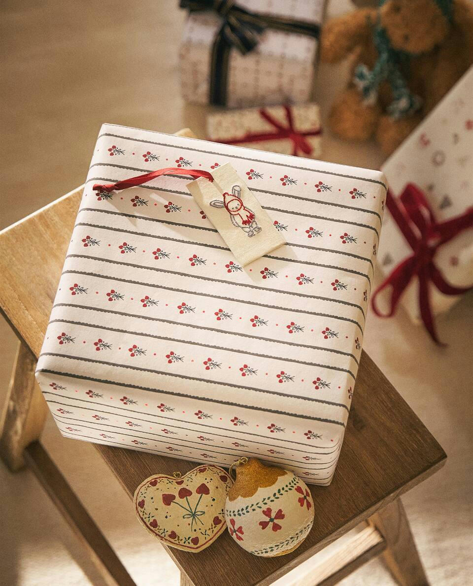 PAPEL DE EMBRULHO DE NATAL COM LISTRADOS DE AZEVINHO