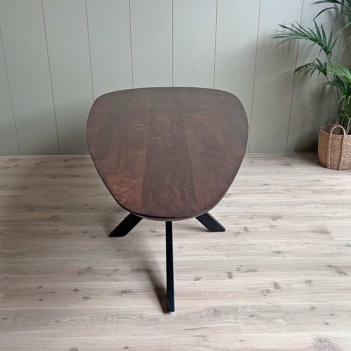 Eettafel organisch Druppel Eettafel mango organisch Druppel walnoot met spinpoot 160 cm