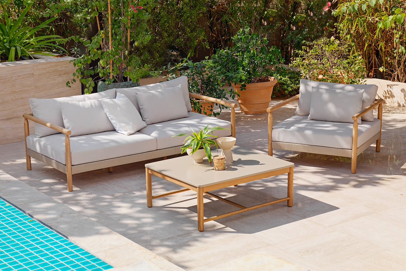 Berga utesofa Hagesofa, 2-seter i heltre teakfarget acasie ramme og puter med beige tekstil.