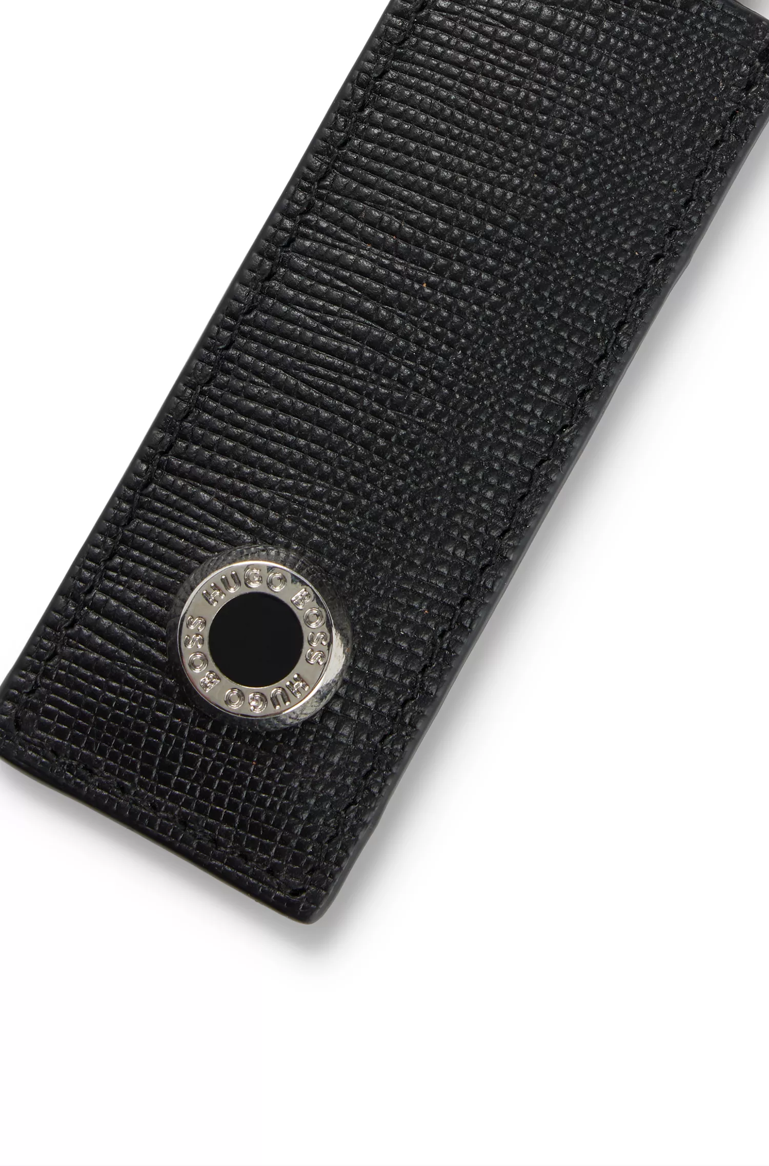 Chaveiro BOSS em couro texturizado preto com detalhes da marca.