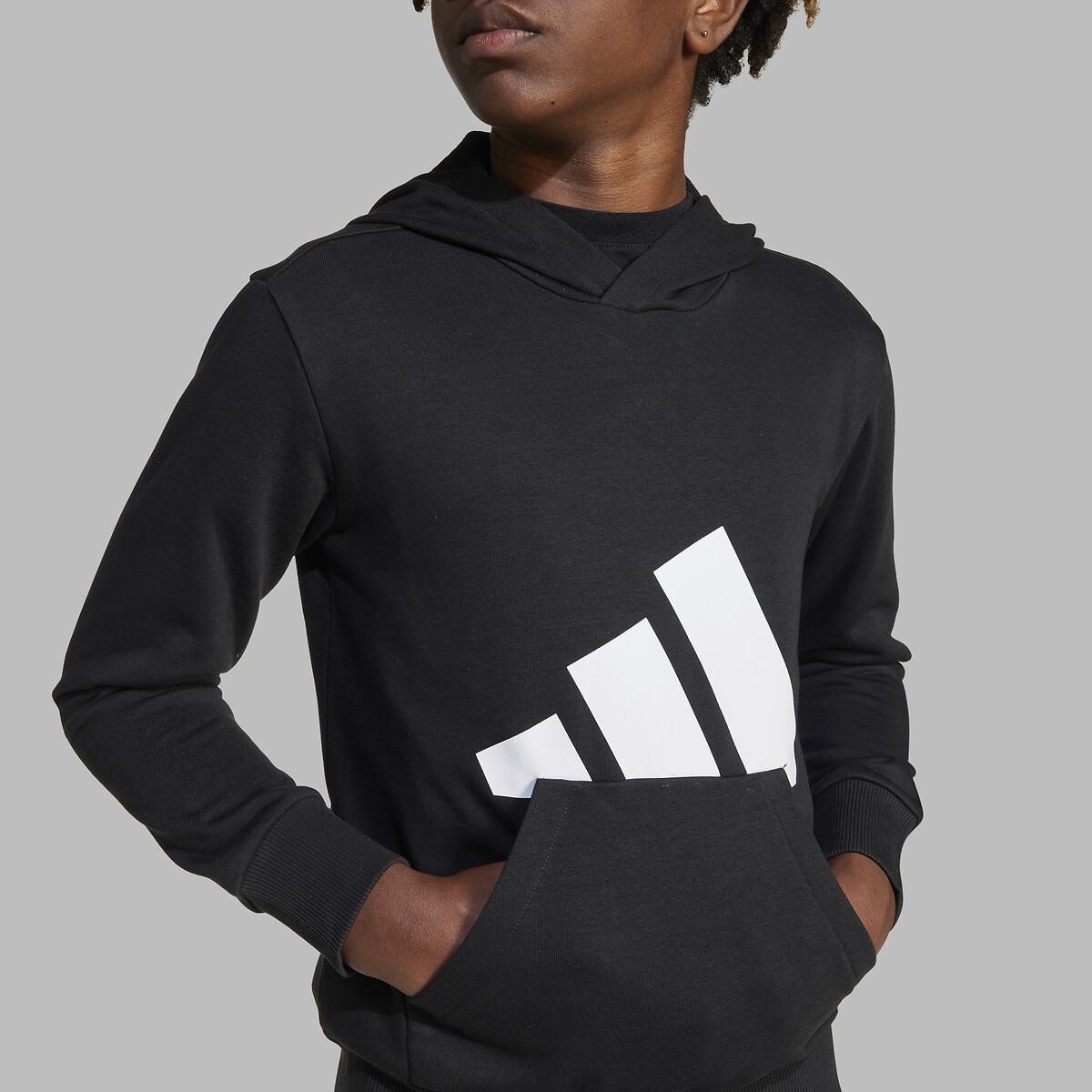 ROUPAS ESPORTIVAS ADIDAS<br>Moletom com capuz de tecido