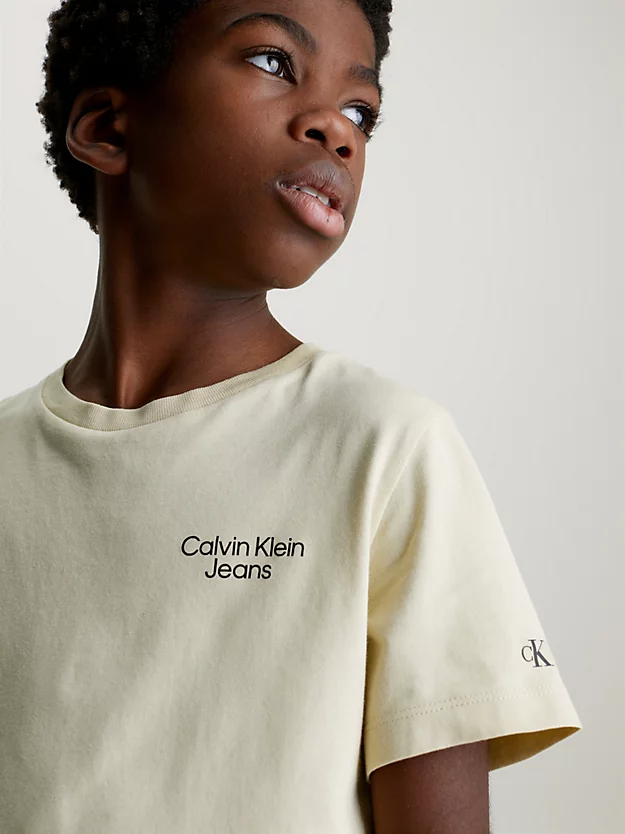Camiseta com logotipo