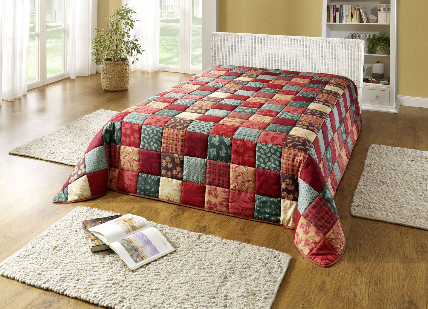 Tagesdecke und Kissenbezüge in Patchwork-Optik