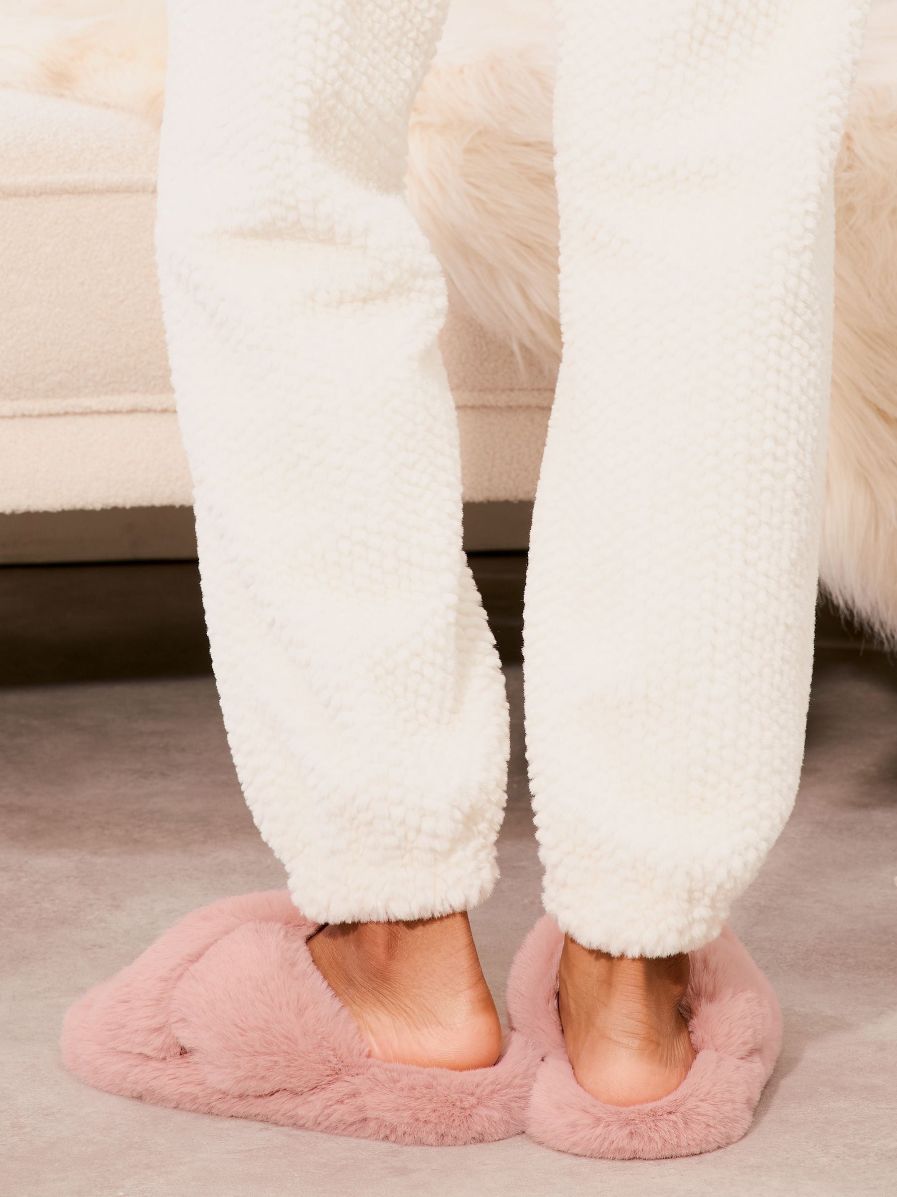 Roze - Lipsy superzachte pantoffels met gekruiste bandjes van imitatiebont voor nachtkleding
