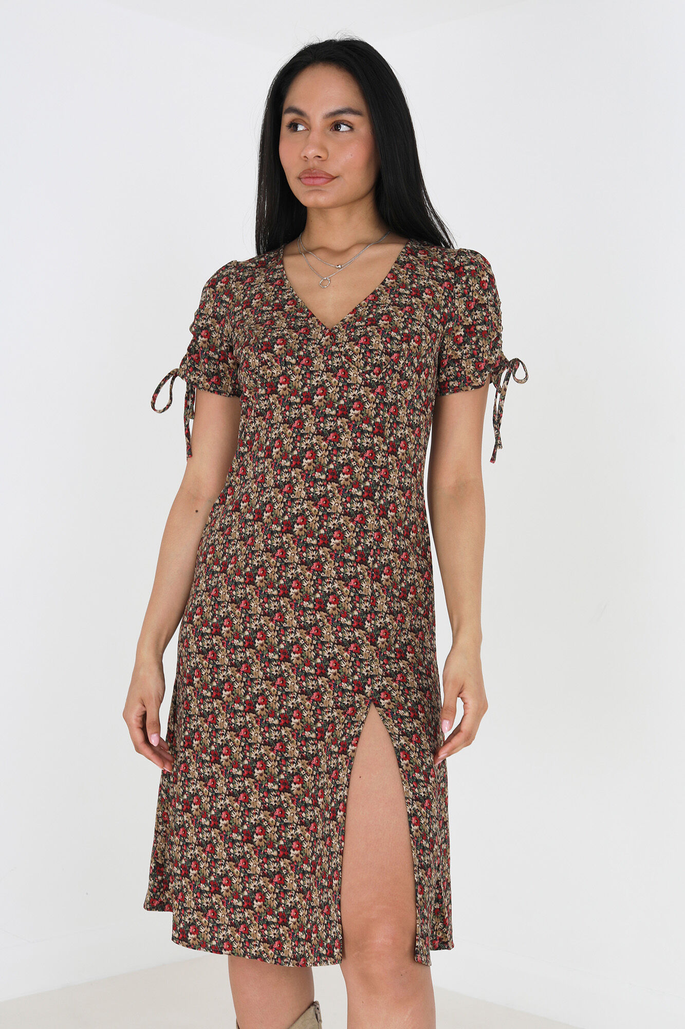 Vestido com estampa floral e mangas curtas.
