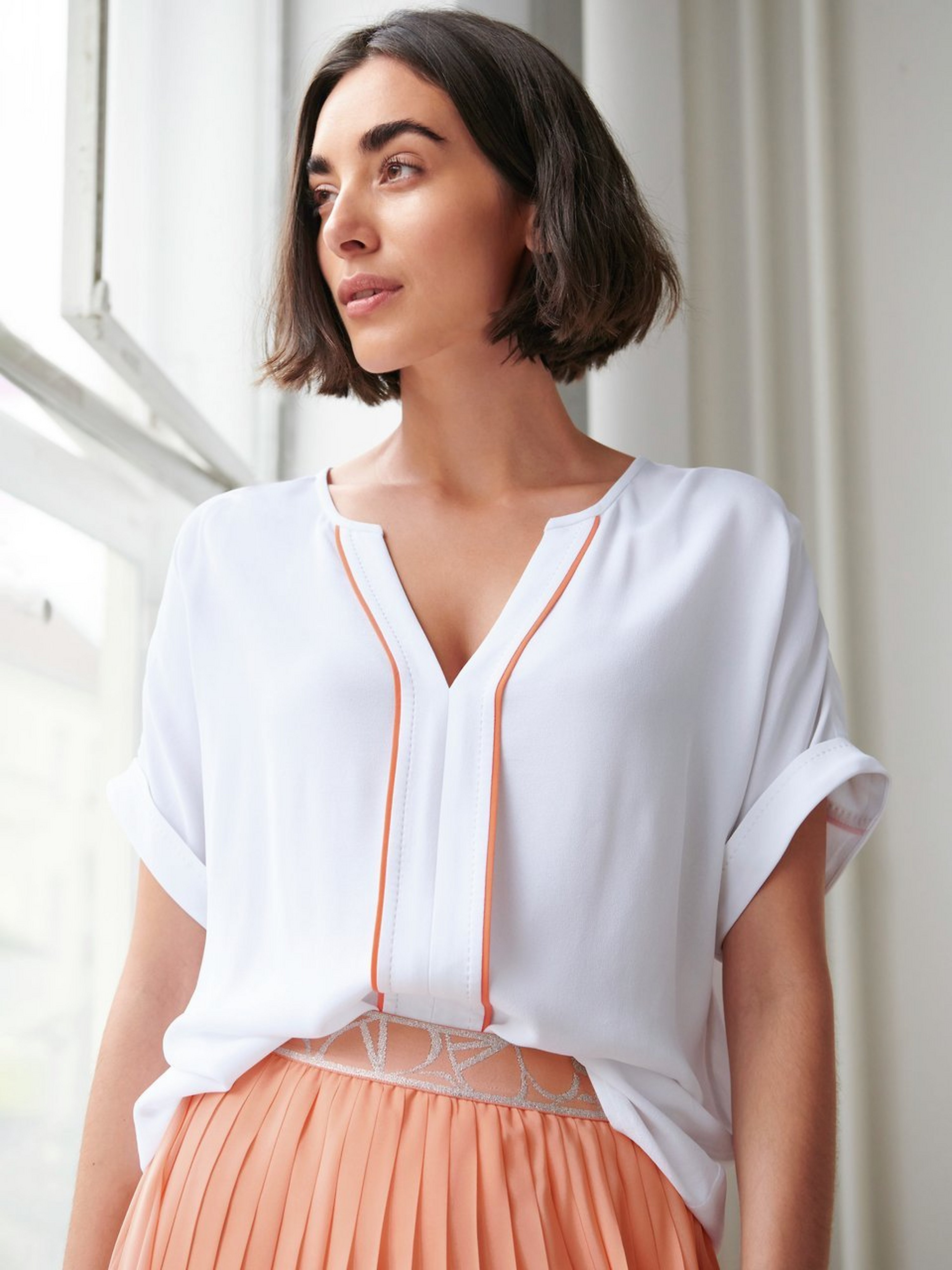 Bluse mit überschnittener Schulter