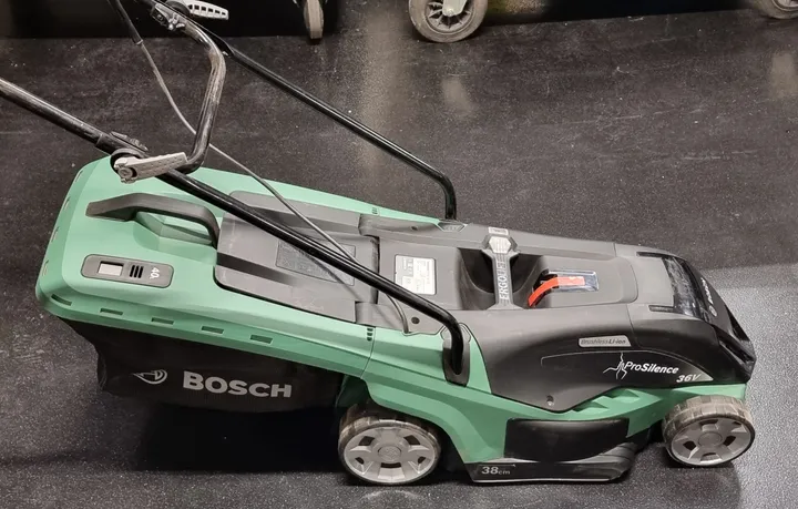 [OUTLET] - Bosch AKKU PLÆNEKLIPPER UNI ROTAK 36-560 2X2AH