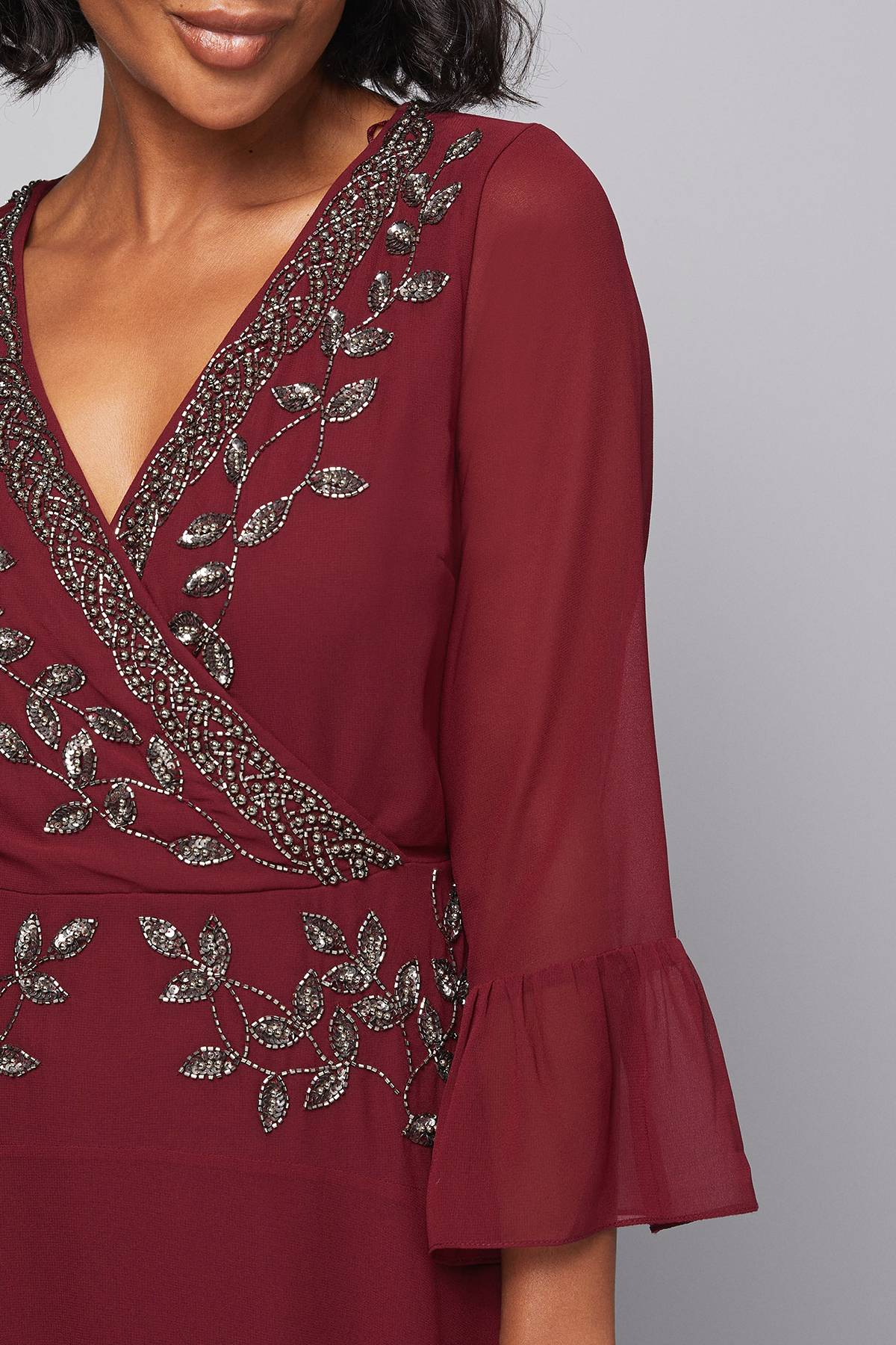 Wallis Robe Midi à Manches Évasées et Ornements Portefeuille