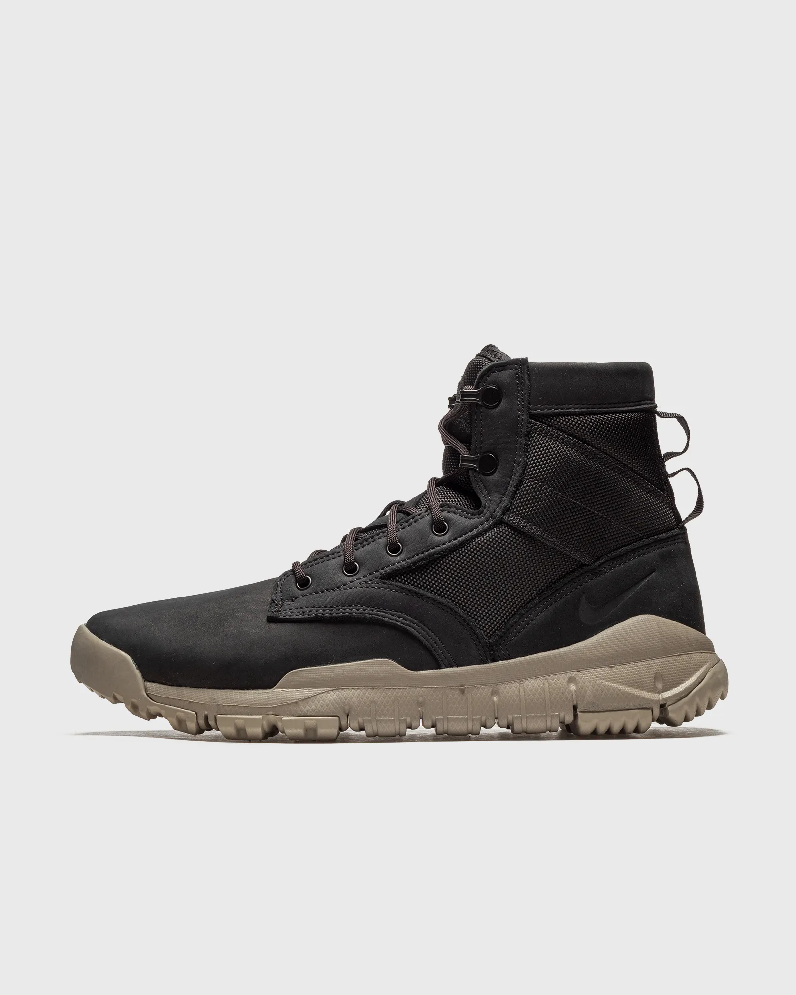Bota Nike SFB NSW de couro de 6