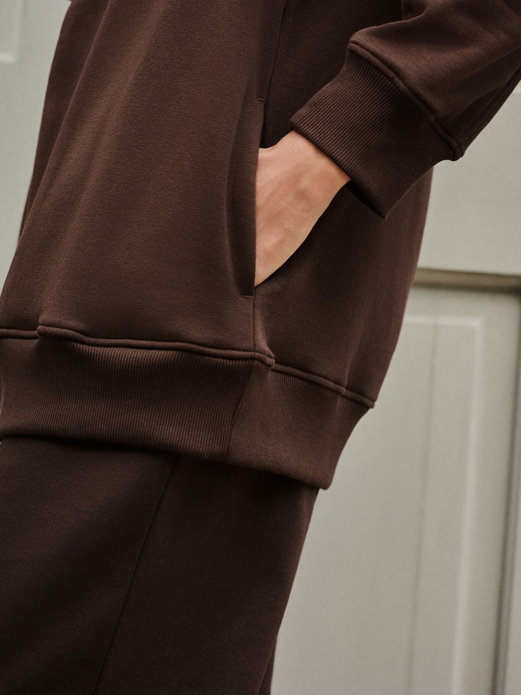 Chocoladebruin - Essentials sweatshirt met relaxte pasvorm, lange snit en zakken