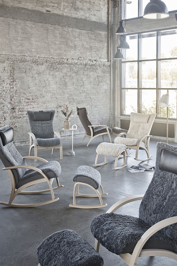 Delta Adventure lenestol I Fåreskinn Scandinavian grey med ben i hvitoljet eik. Med krakk.