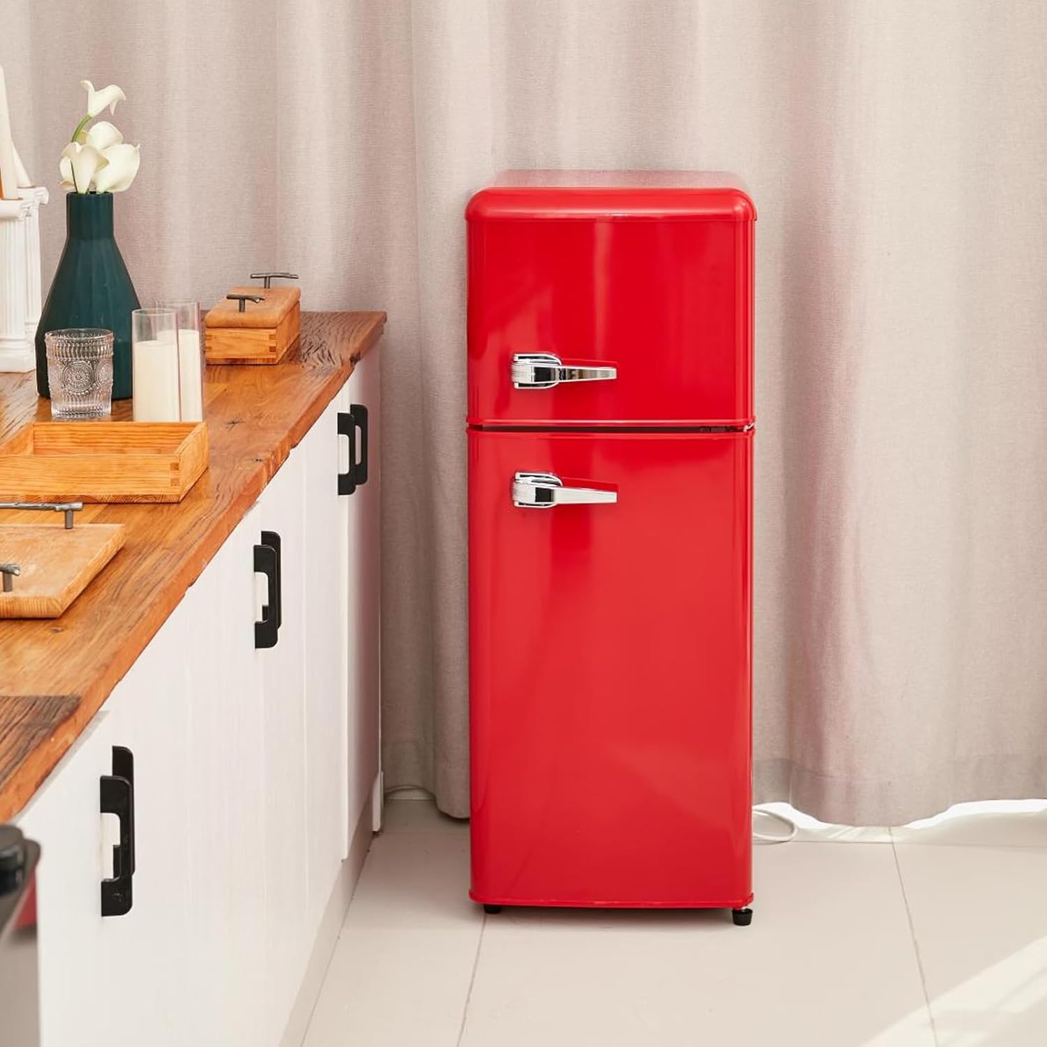 Retro-Kühlschrank. Kühl-Gefrier-Kombination, 105.5 cm hoch, 41 cm breit, zweitürig, mit 92 Liter Gesamtvolumen, 28 Liter Gefriervolumen. Türregale und Glasregale. 181 kWh/Jahr,