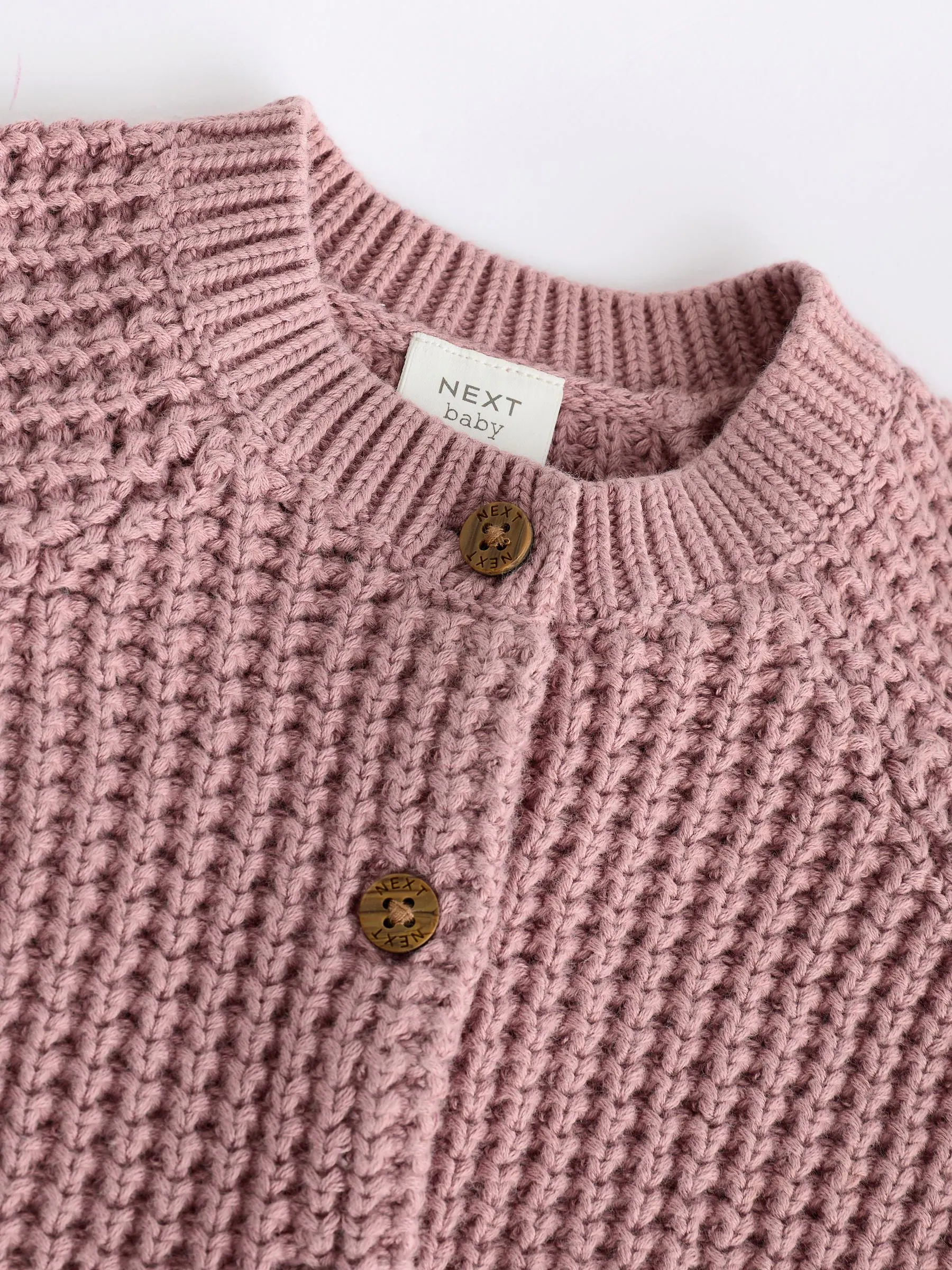 Roze - Gebreid babyvestje met geborduurde slogan op de rug (0mnd-2jr)
