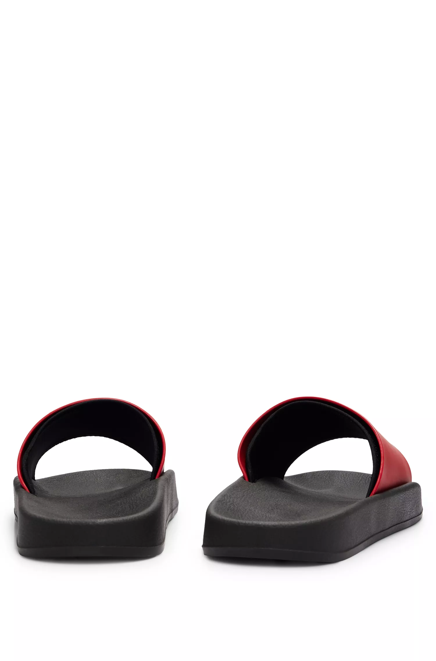 Chinelo vermelho HUGO com tiras personalizadas com o logotipo.