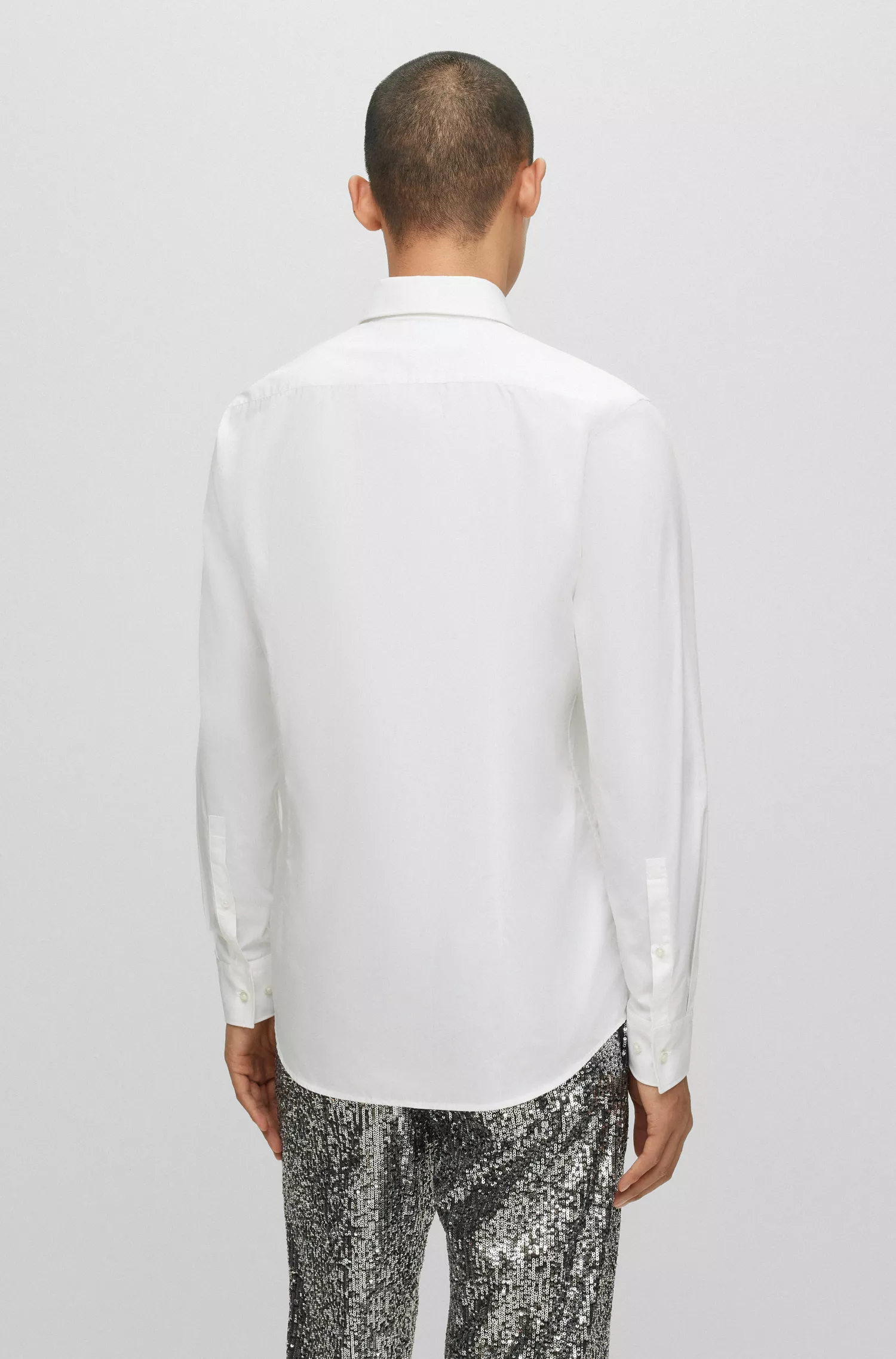 Camisa HUGO vermelha em popeline de algodão, corte slim, com carcela contrastante.