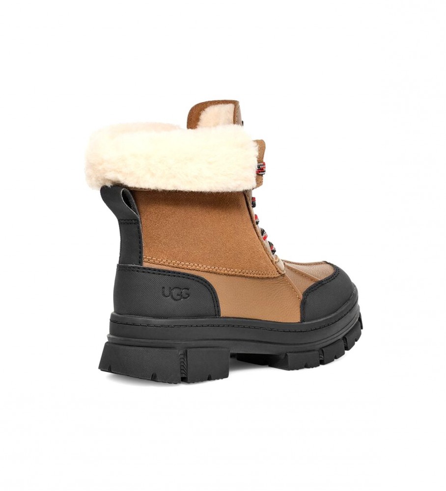 Botas UGG W Ashton Addie de couro marrom e preto.