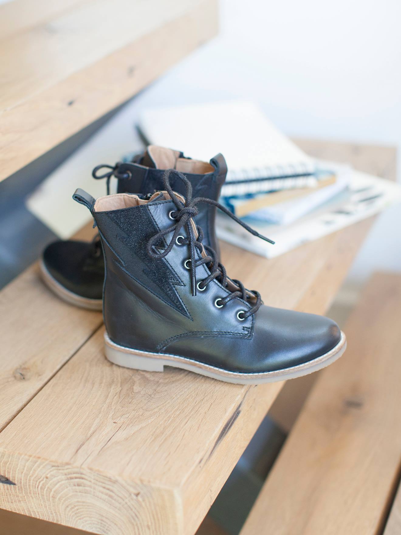Botas de cano curto em couro com cadarço e zíper, para meninas, cor preta lisa.