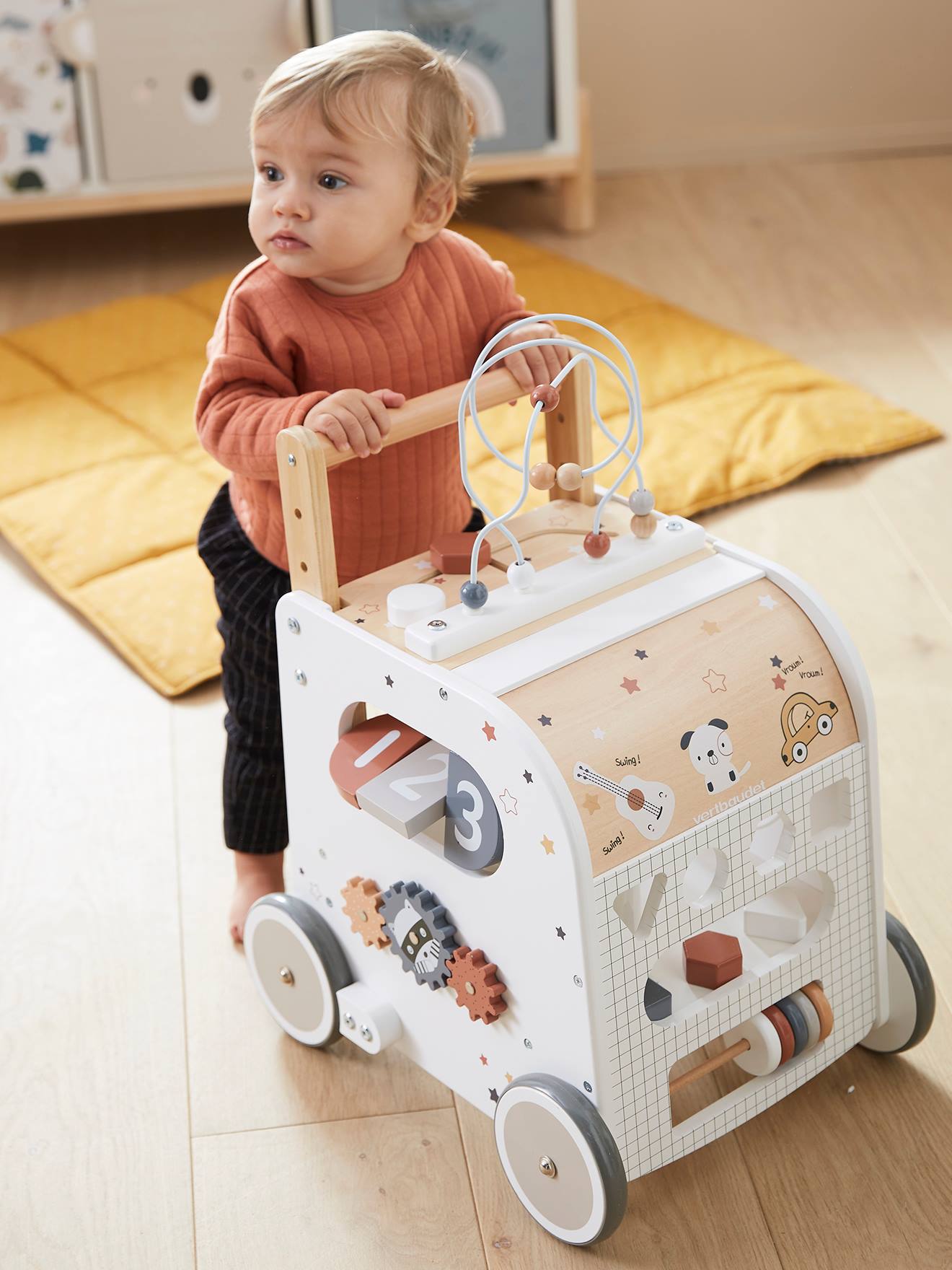 Andador e cubo de atividades de madeira com freios, certificado FSC®, multicolorido