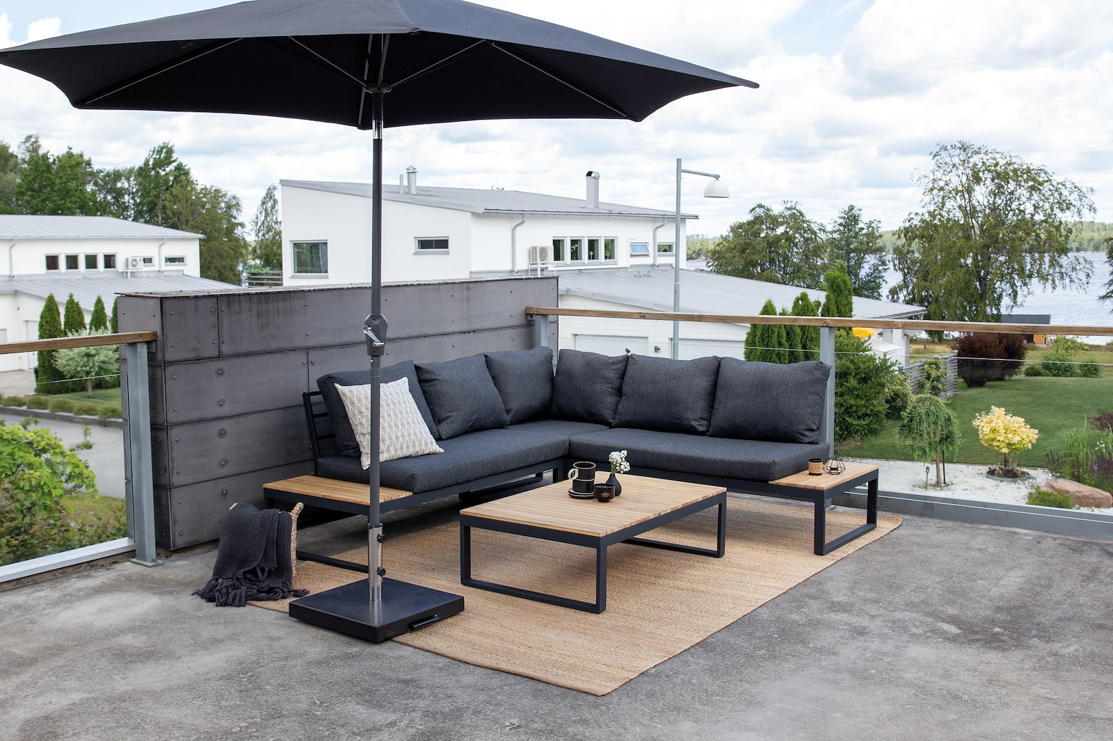 Panama utesofa Hagesofa sortlakkert aluminium med grå puter, sofabord og sidebord med acacia plate.