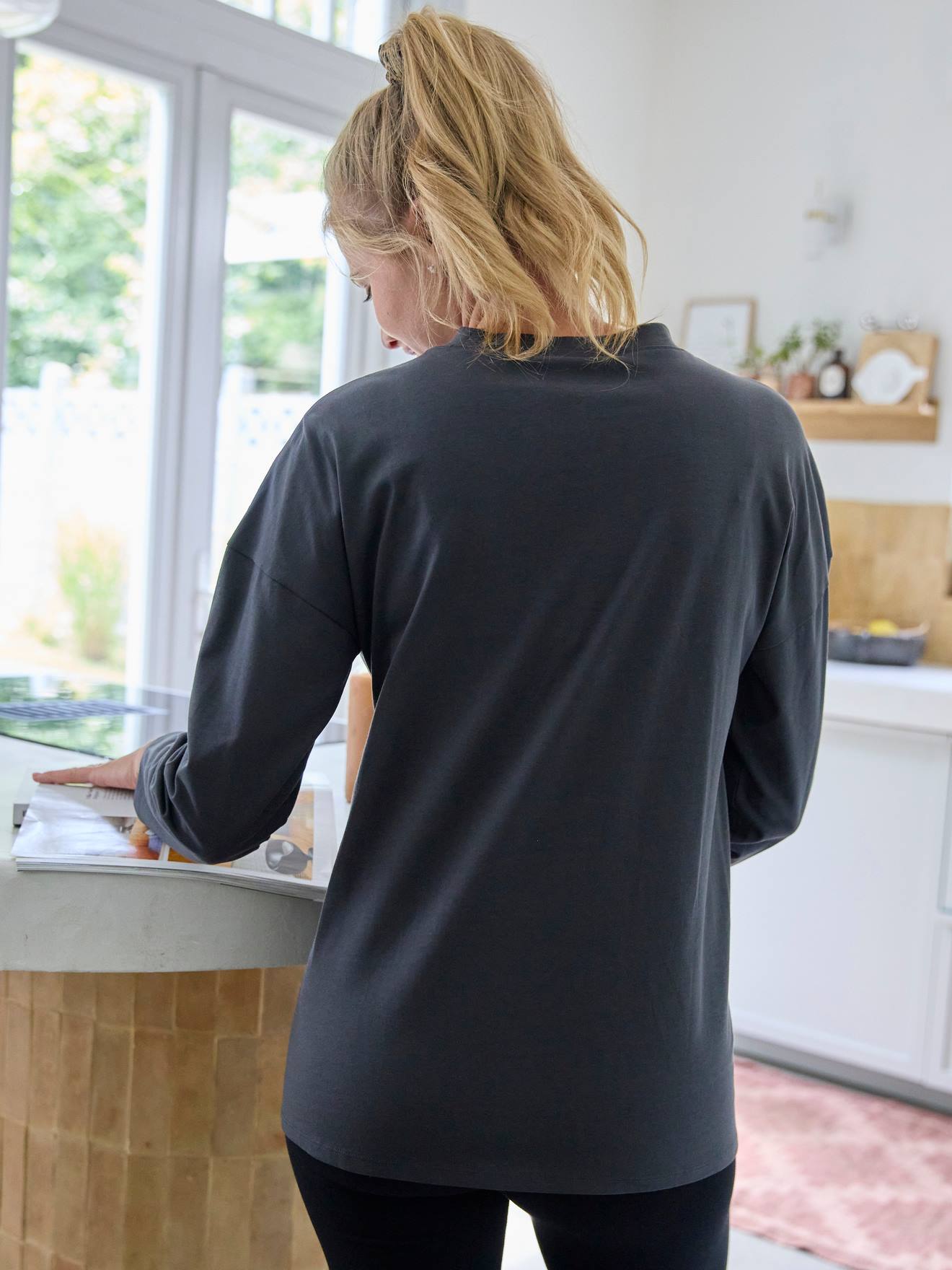 Camiseta cinza-escura para gestantes com mensagem