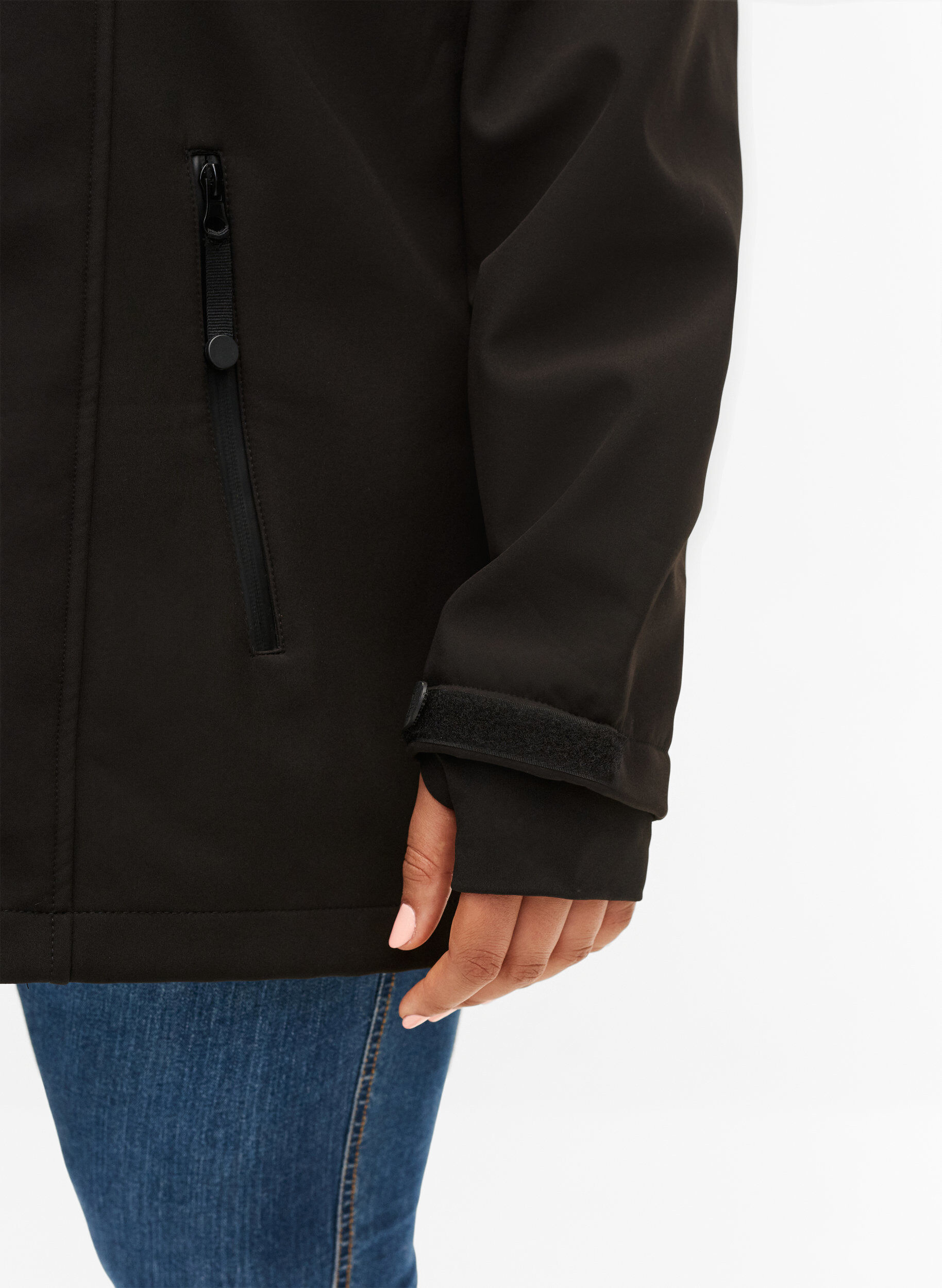 Kort softshell jakke med aftagelig hætte