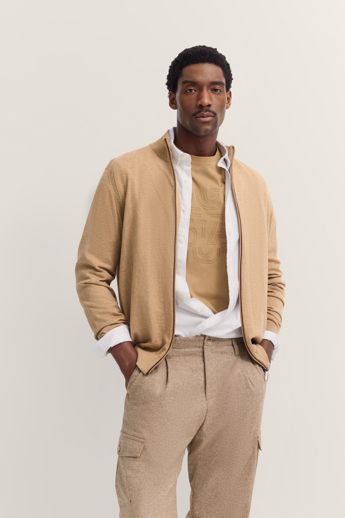bugatti Strickjacke »Regular Fit«, mit Reissverschluss und Stehkragen