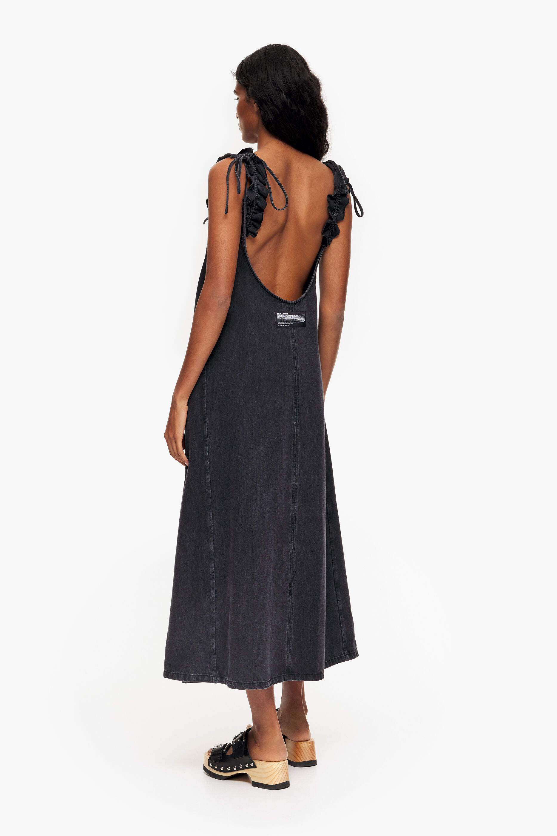 Vestido jeans preto boca de sino