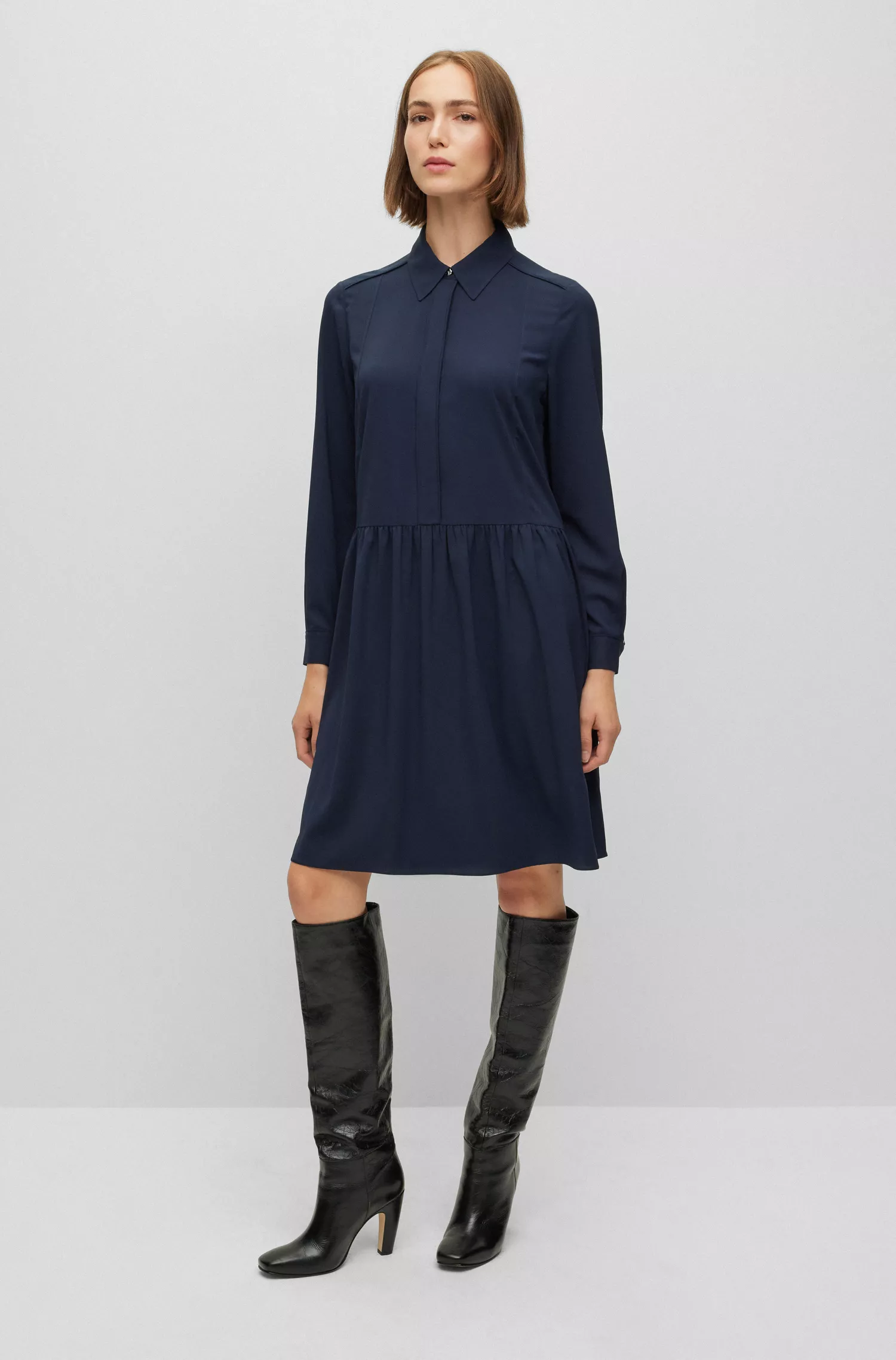 Vestido preto BOSS de corte relaxado em crepe texturizado.
