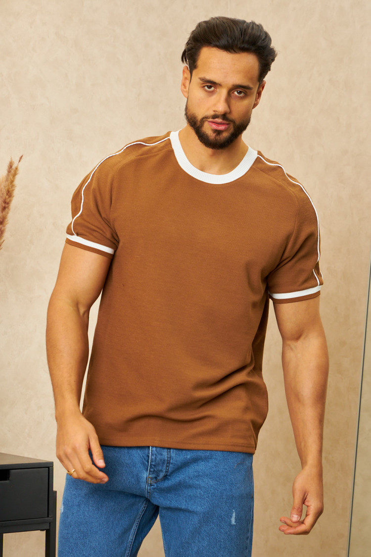 T-shirt marron à col blanc