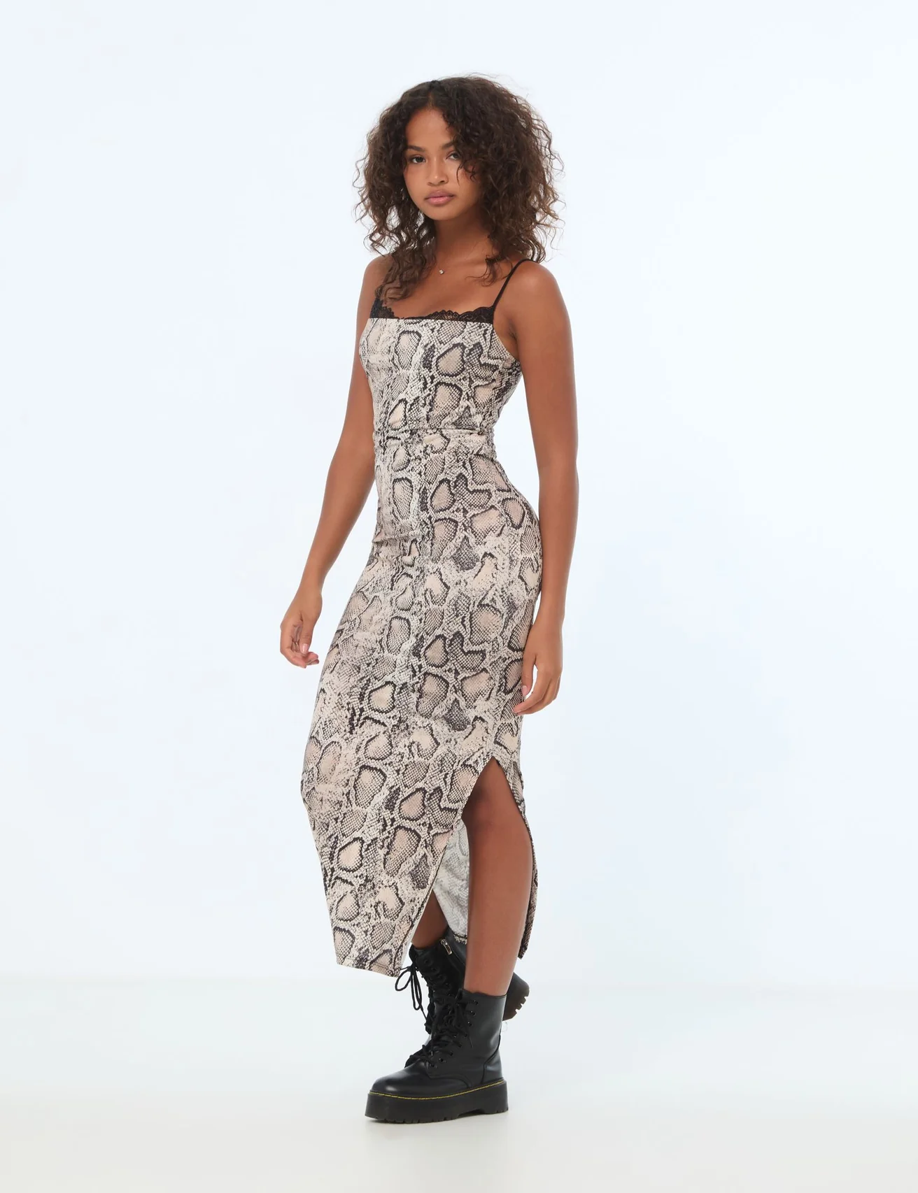Robe fluide longue imprimé python crème
