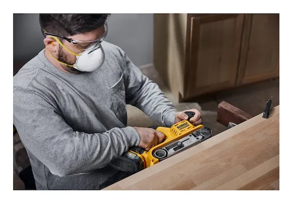 DeWALT DCW220NT-XJ, Bånd slibemaskine, Detaljer, Sort, Gul, Børstefri, 3,6 dB, 1,5 m/s²