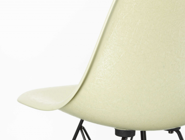 Vitra Eames DSW Fiberglass stoel essen honing, parchment