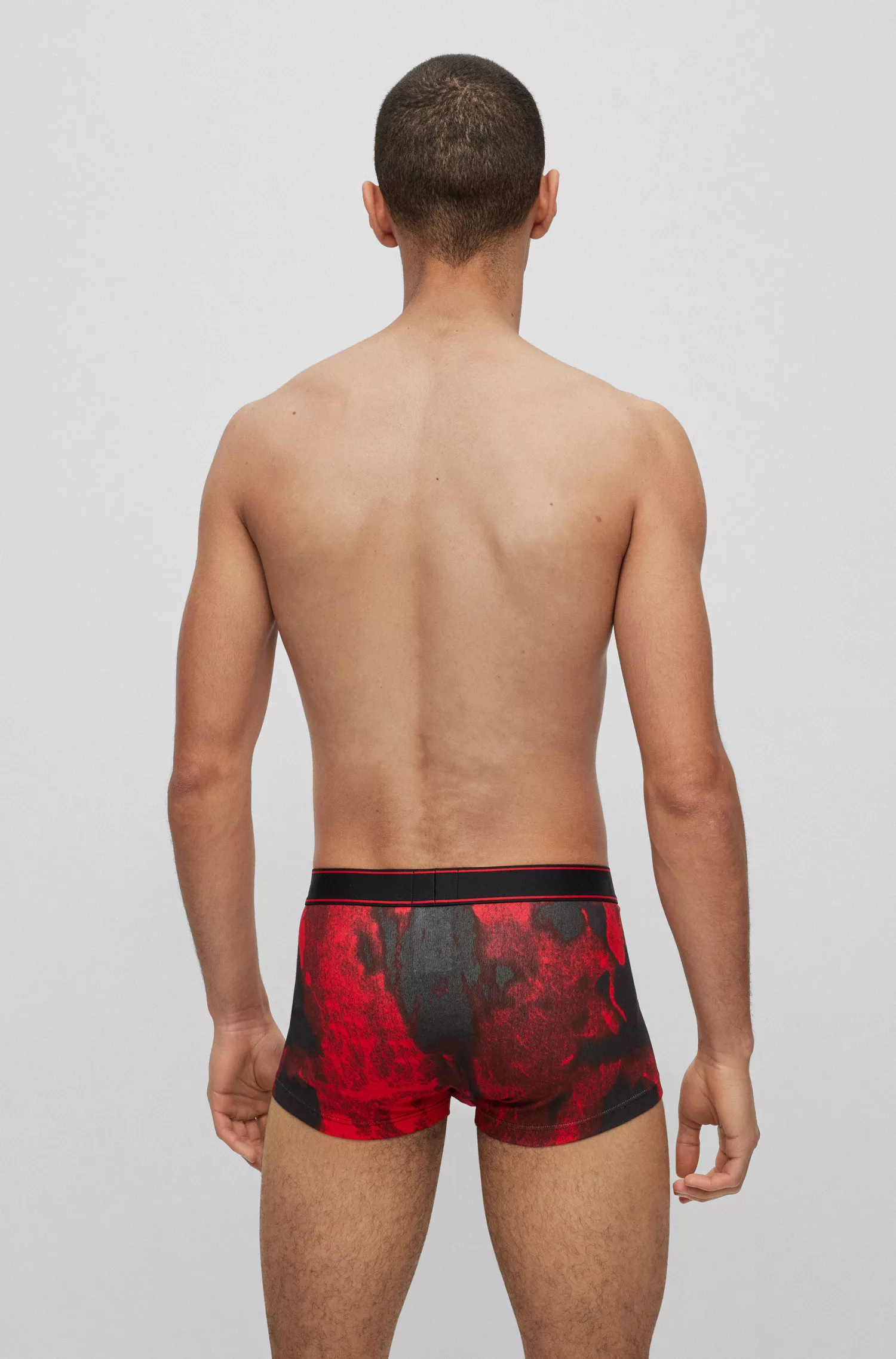 HUGO Red-Eng anliegende Boxershorts aus Stretch-Baumwolle mit kurzem Bein, mittlerer Bundhöhe und Print der Saison