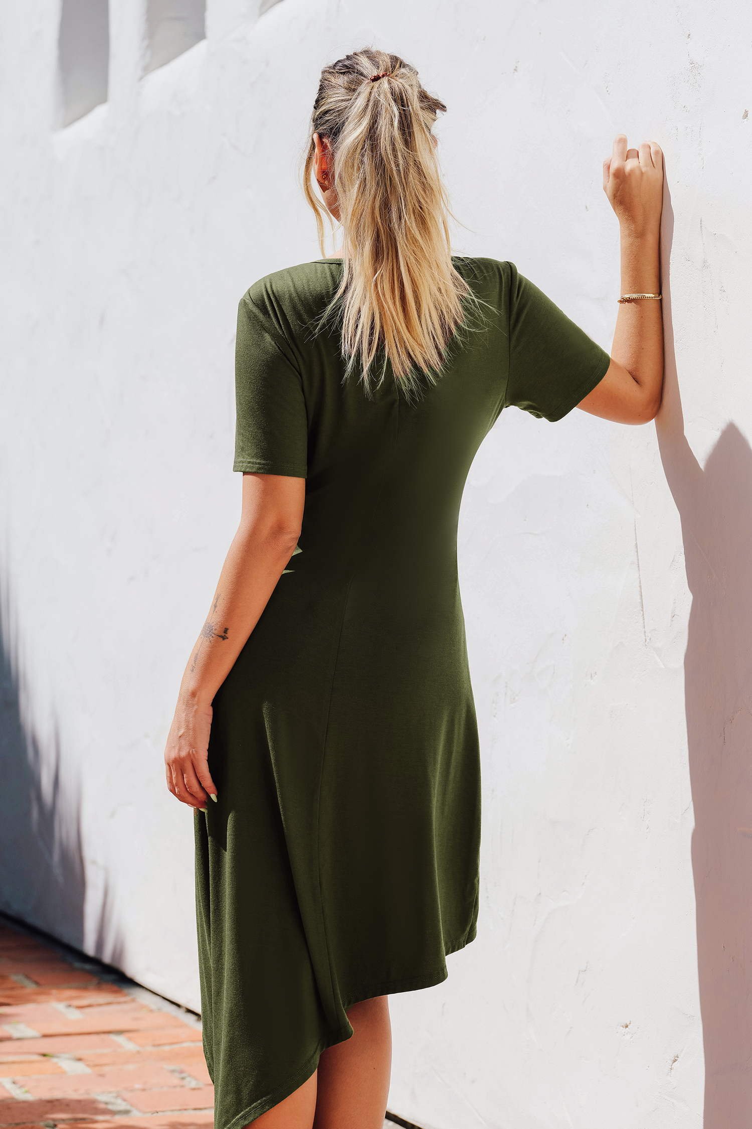 Robe en jersey à col rond et manche courte torsadée asymétrique