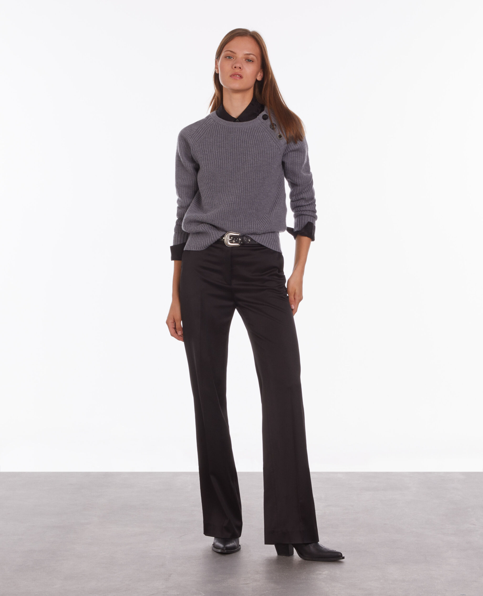 Pull gris en laine avec boutons bijoux