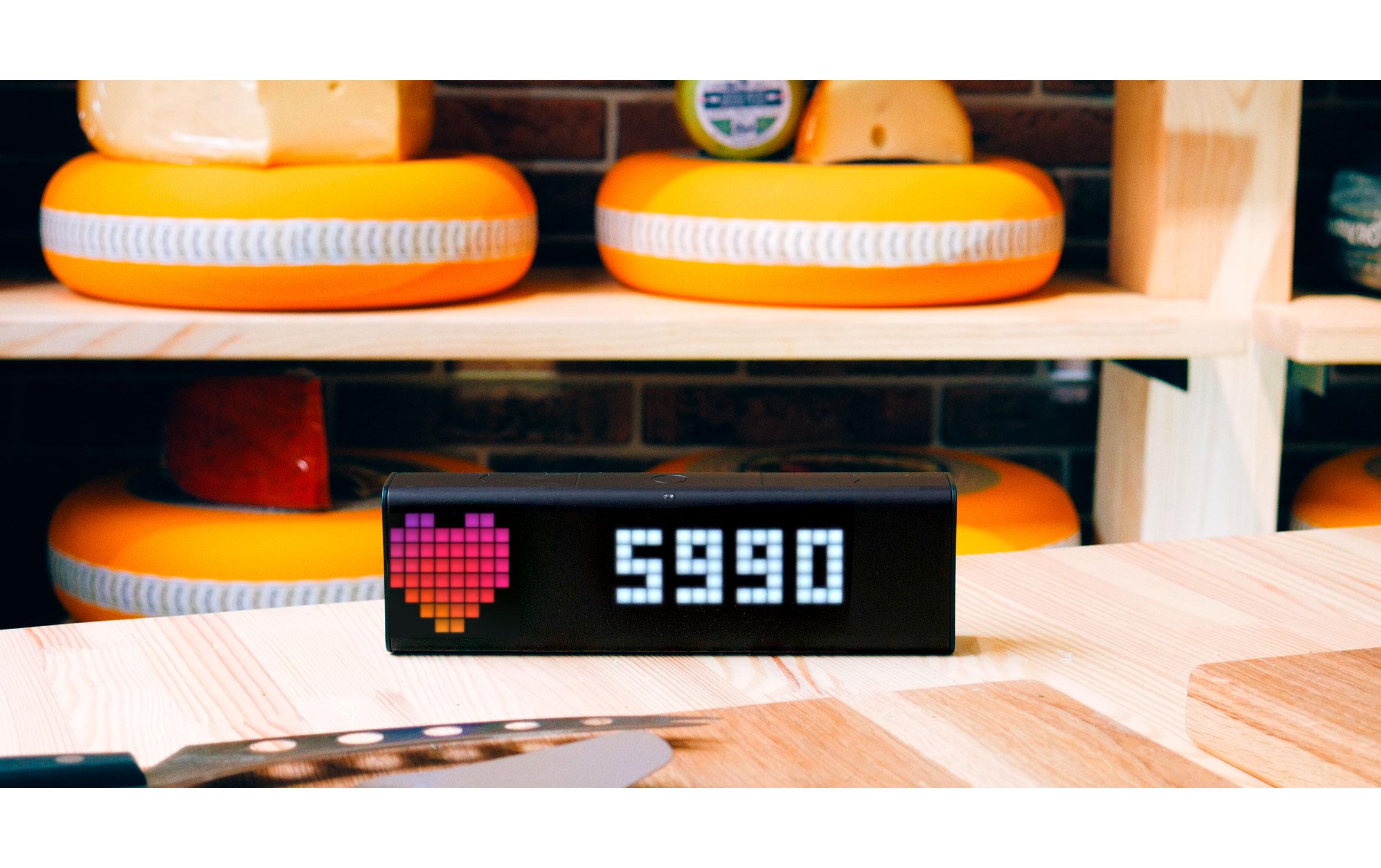 Smart-Display LaMetric Time<br>LaMetric TIME Tischuhr für Smart Home