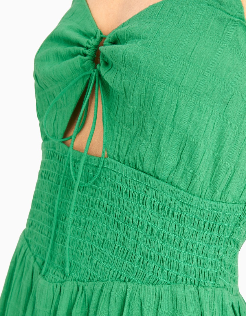 Vestido midi com alças finas, recortes e babados.