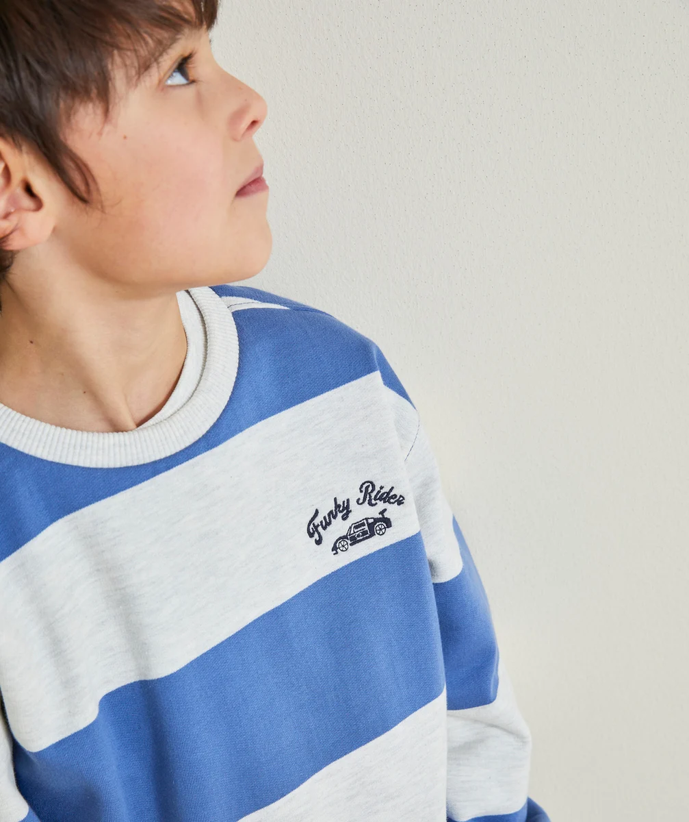 SWEAT GARÇON EN FIBRES RECYCLÉES AVEC RAYURES ET MESSAGE BRODÉ